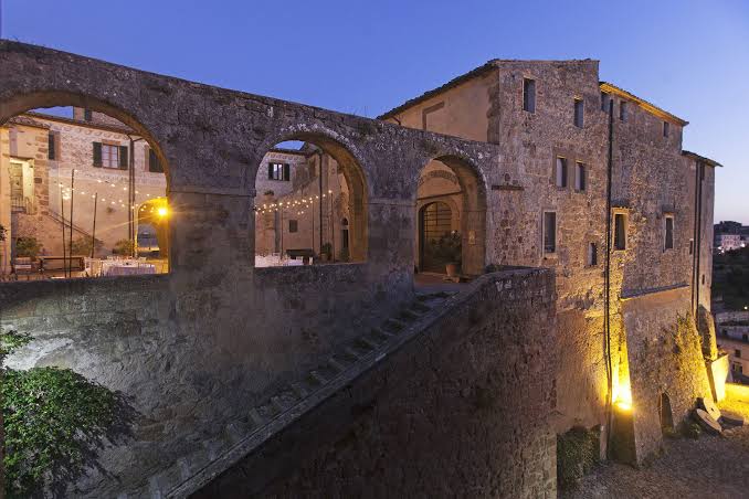 Hotel della Fortezza at night