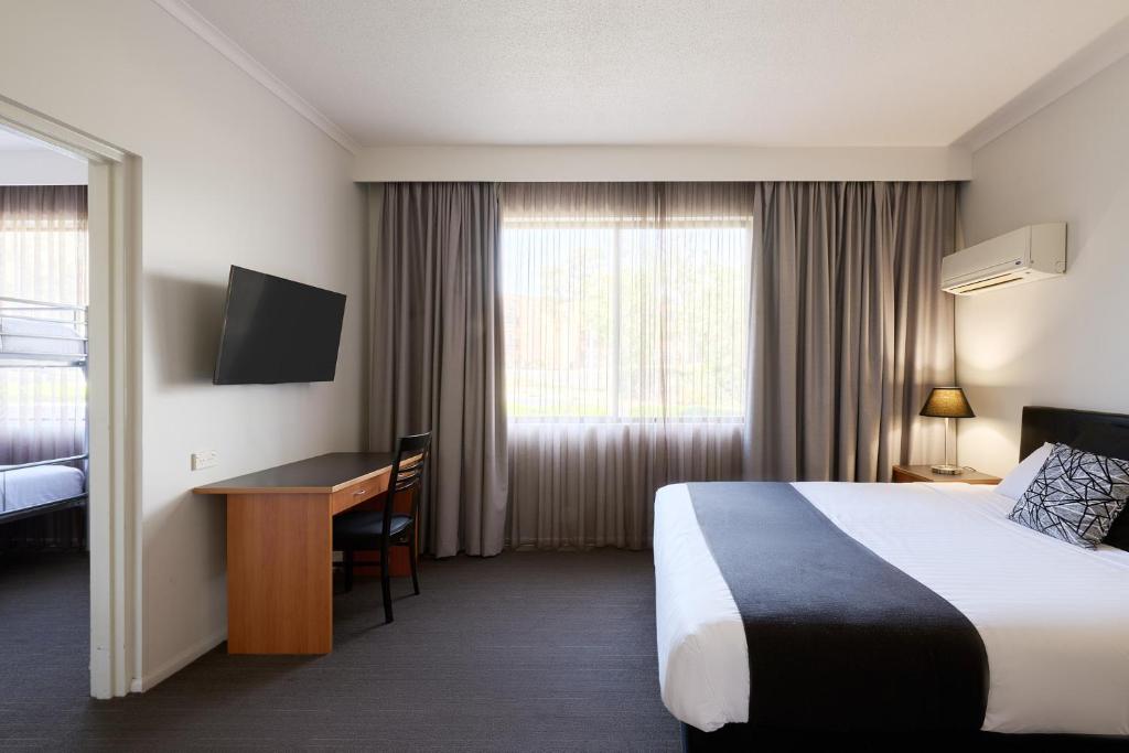 Abode Tuggeranong - Clean and Spacious