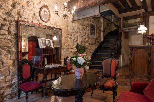Reception area at Hôtel Esmeralda