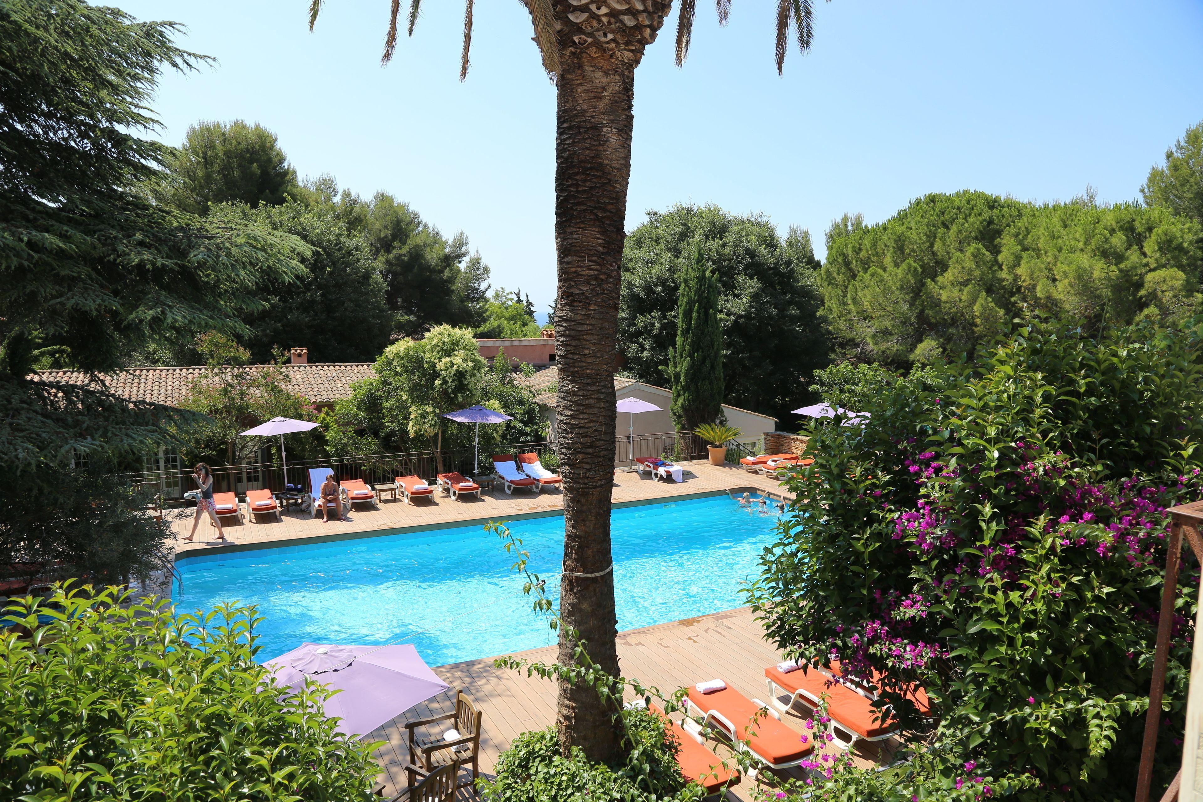 Hôtel Les Jardins de Cassis - Pool area - hope they still serve cocktails!