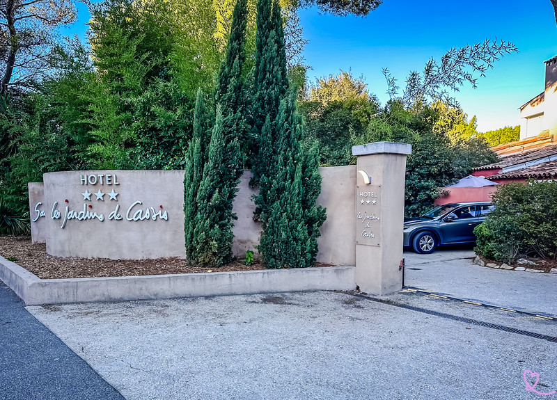Hôtel Les Jardins de Cassis - elegant entry way