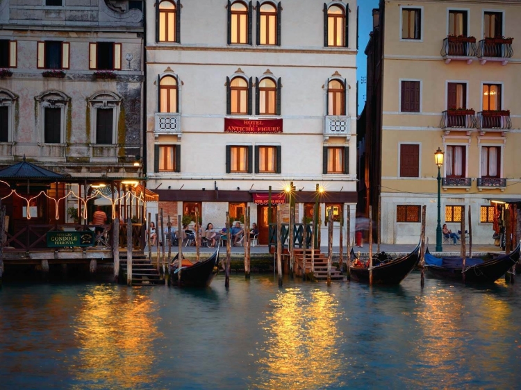 Hotel Antiche Figure - picturesque at night