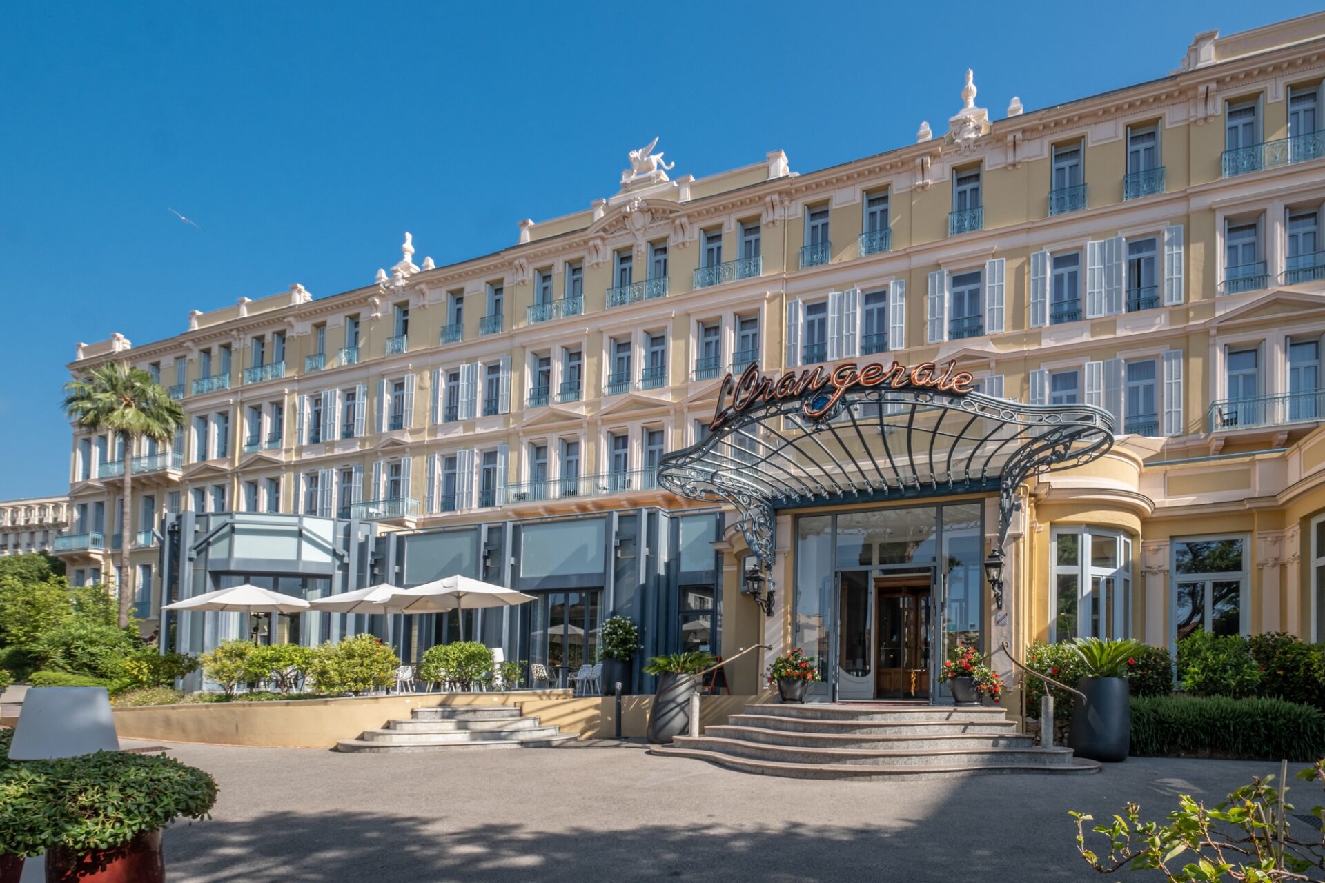 Today, the hotel retains much of that historic character