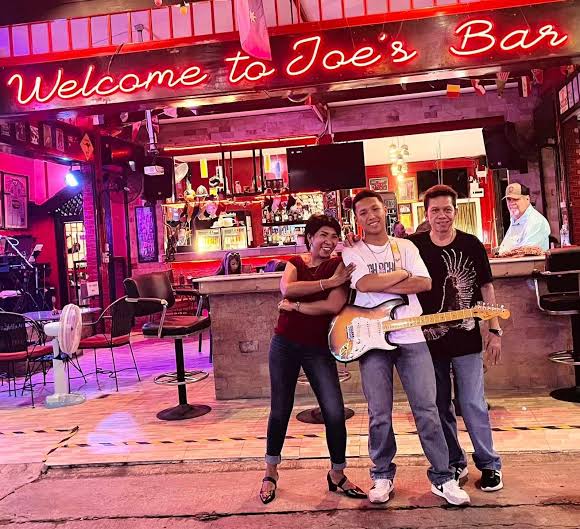 Hua Hin Soi 80 - Joes Bar - Great band: Susan & Larry (and Jollo!) - every Wednesday Night