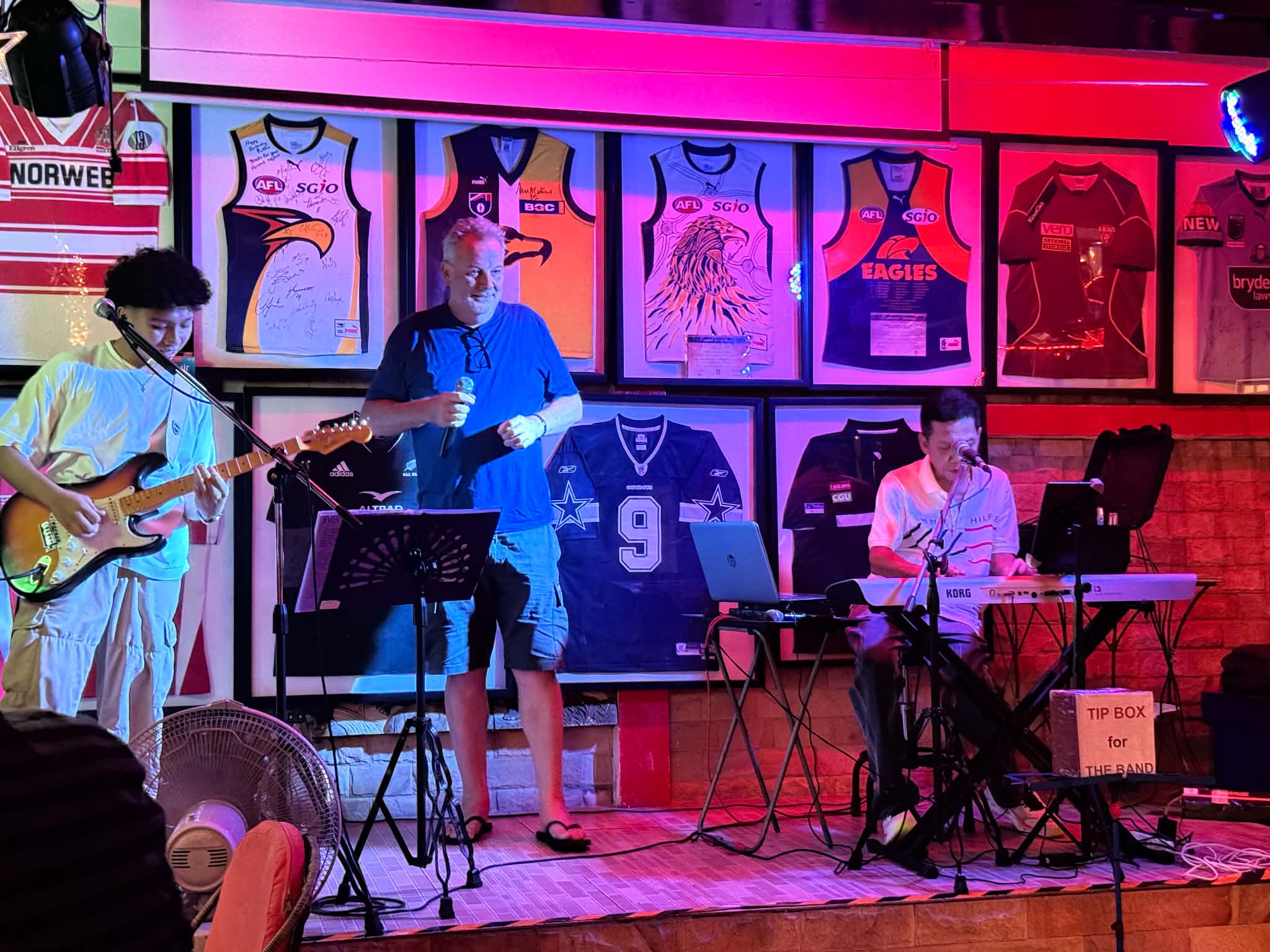 Joes Bar - yes, Larry even let me get up and sing - sorry folks!